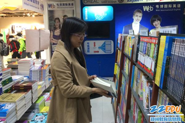 郑州九中图书志愿者为学校“美美的读书生活”增姿添彩