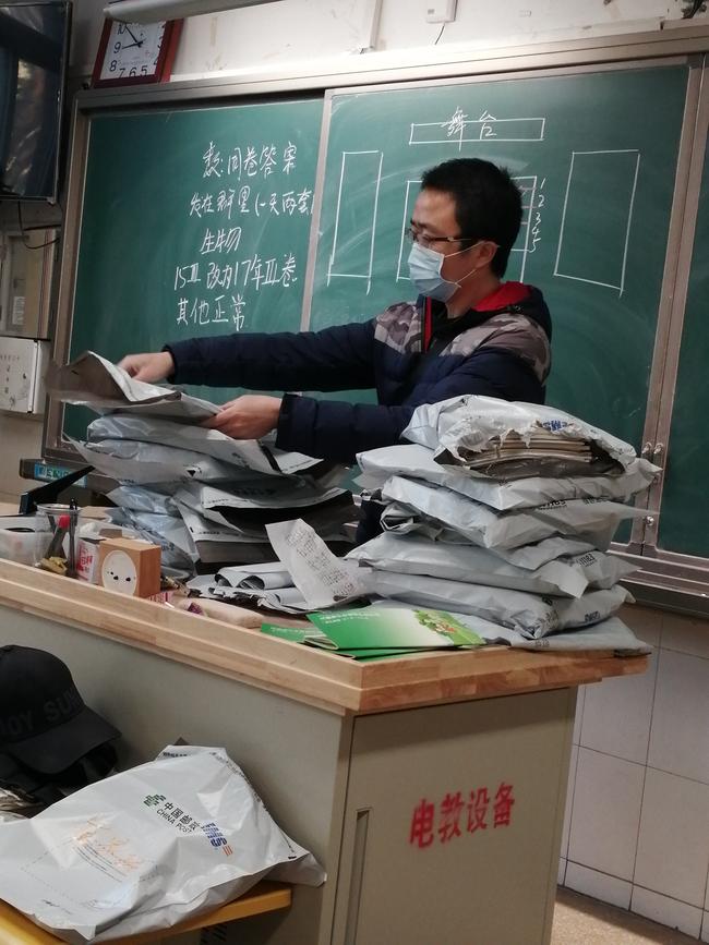 7高三年级主任刘建坤老师在整理包裹